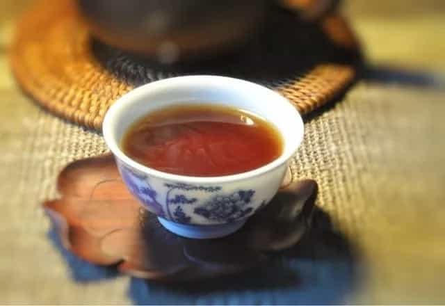 泡茶时，茶汤表面有一层“油”，这是何物？