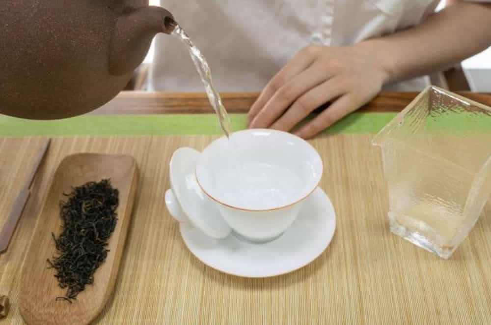 手把手教你使用盖碗，轻松泡红茶、岩茶、白茶