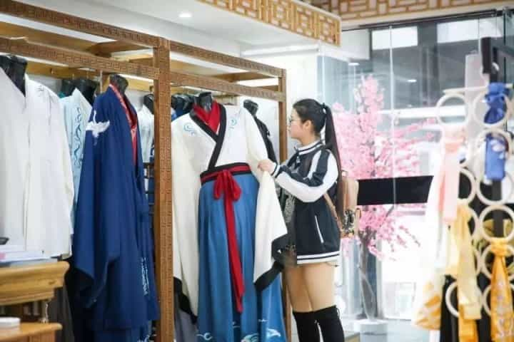 成都街头汉服扎堆，为什么成都穿汉服的这么多