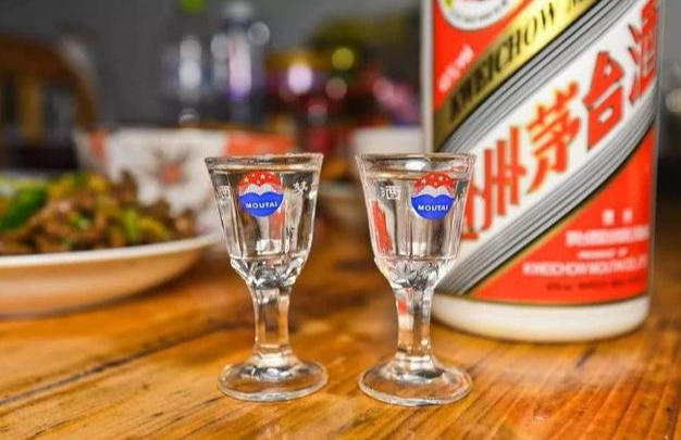 买茅台送的2个小酒杯，除了用来喝酒，还有3个妙用，你都知道吗？