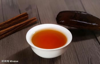 红茶的四季美味：配以花果茶、蜂蜜、柠檬和奶泡